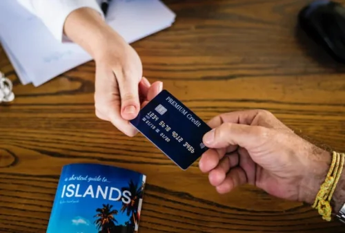 Top Travel Credit Cards Worldwide for 2025: Rewards, Fees & Flexibility